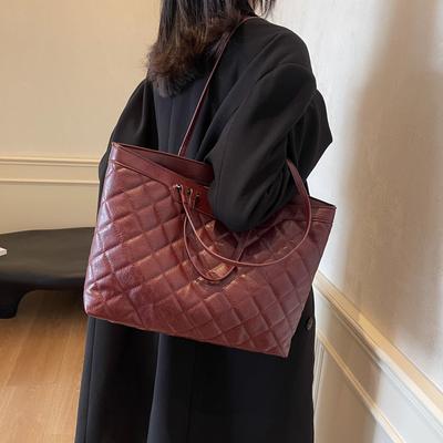 Dieses Jahr sind Tragetaschen mit großem Fassungsvermögen beliebt. 2025 Winter neue einfache Retro-Handtaschen sind modische und vielseitige Umhängetaschen.