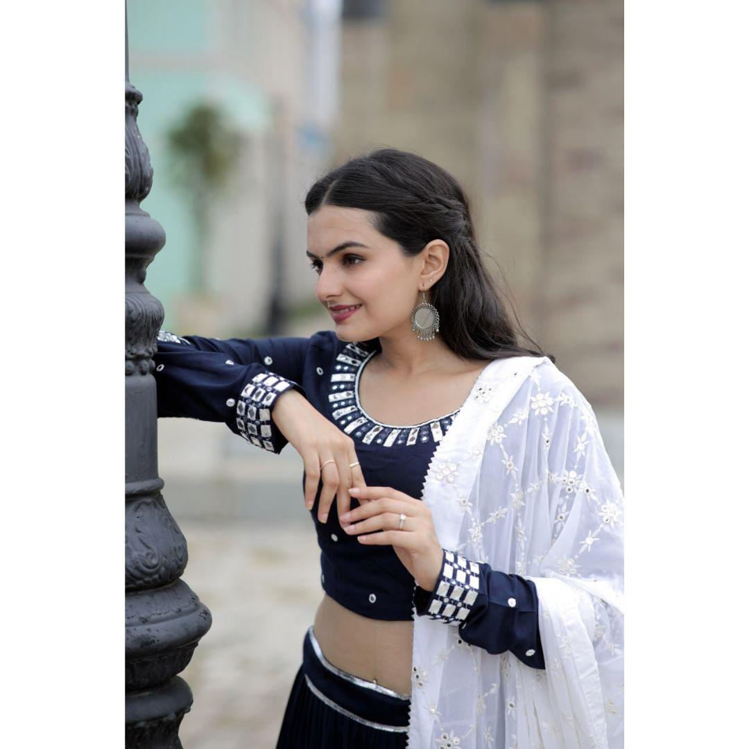 

Новая привлекательная и сильно вышитая лехенга с блузкой и дупаттой. (чоли)