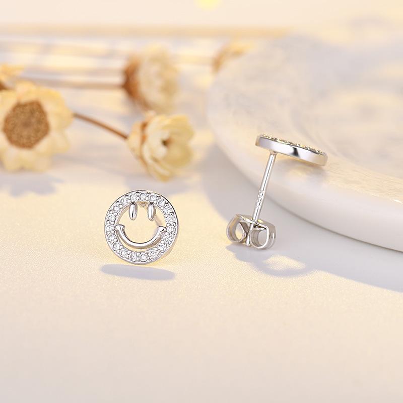 Hohle Smiley-Gesichtsausdruck-Ohrringe für Damen mit niedlichen kleinen reinen Nadeln, die beim Schlafen nicht abgenommen werden müssen