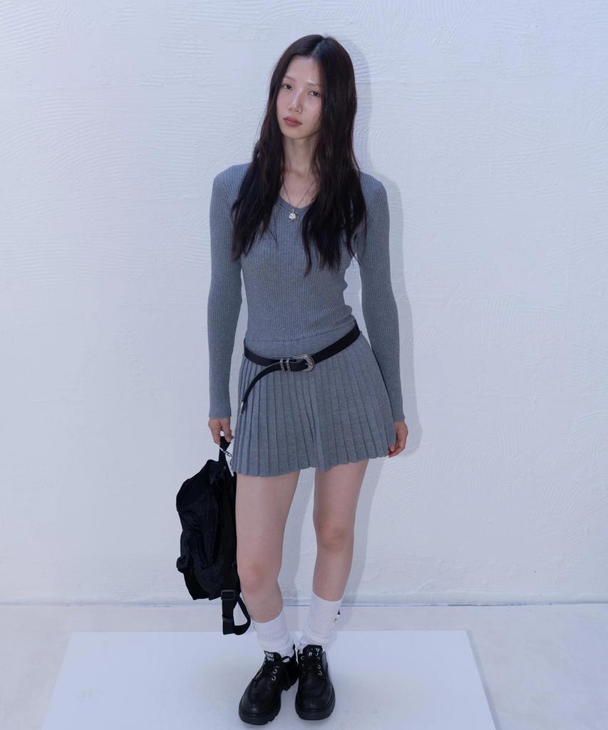 Atiseuteukeompeullegseu Artist Pleated Layered Knit Dress (Grey)