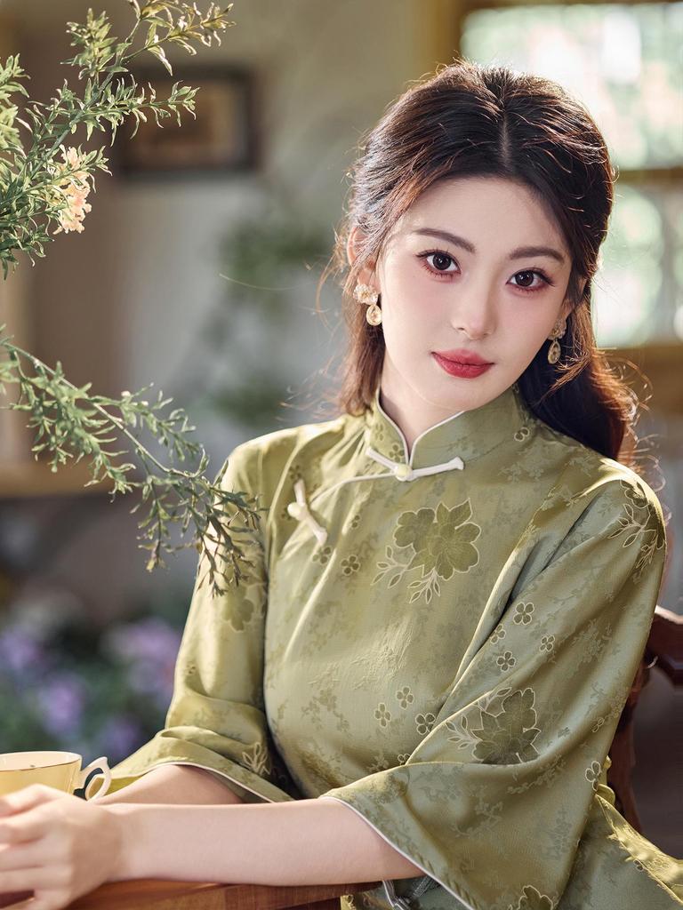 Retro Grünes Qipao mit weiten Ärmeln für junge Frauen - Herbst- & Winterkleidung, Stil der Republik China, Altes Shanghai Kleid