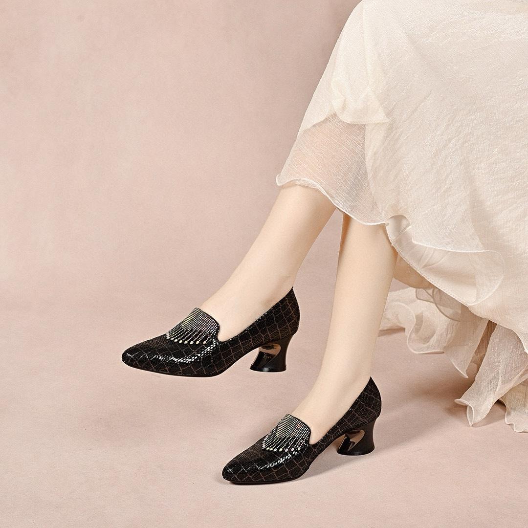 

Женские туфли-лодочки на высоком каблуке 2025 толстый каблук глубокий вырез с бахромой горячий бриллиант одинарные туфли легкая роскошь банкетные туфли дизайнерская модная обувь 34