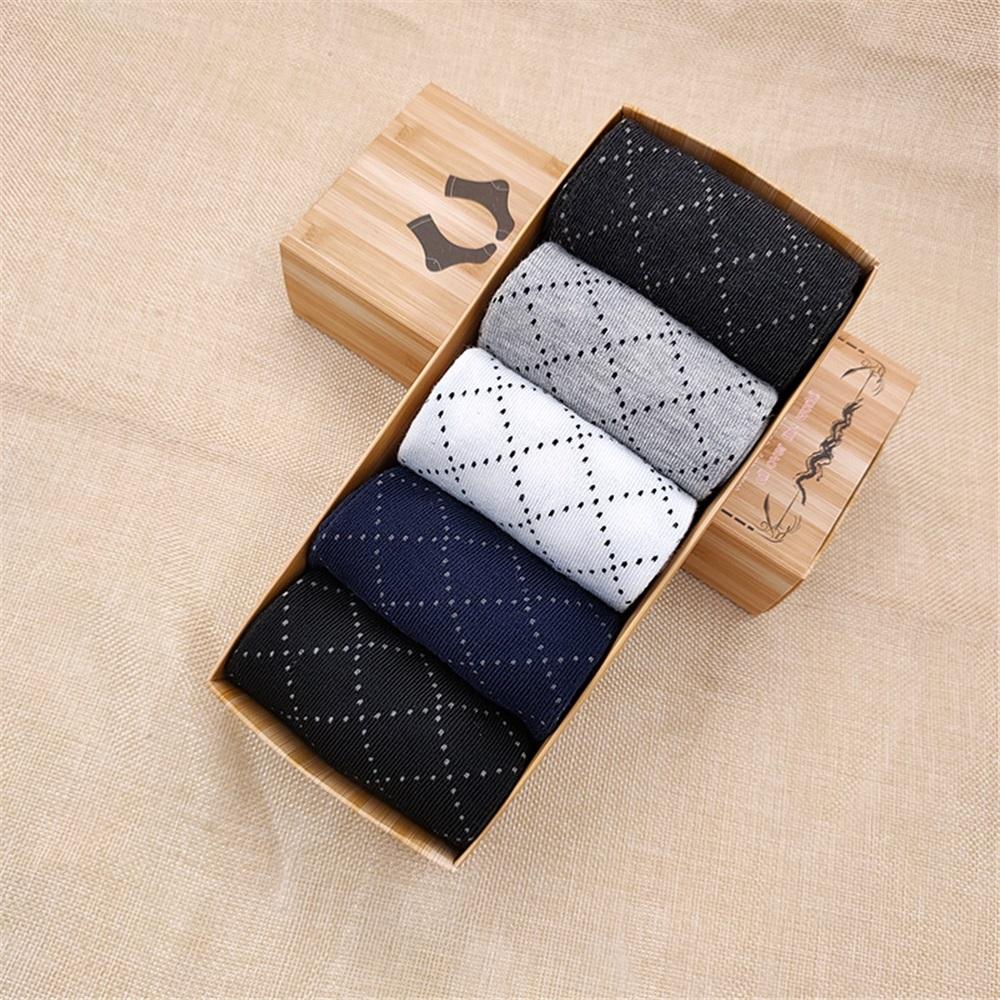 

5 pairs of gift box socks for men in autumn and winter, polyester-cotton solid color socks, simple casual men s cotton socks One size fits all