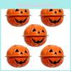 Set om 5 eller 10 charmiga Halloween-pumpaklockor i metall för förtrollande dekor