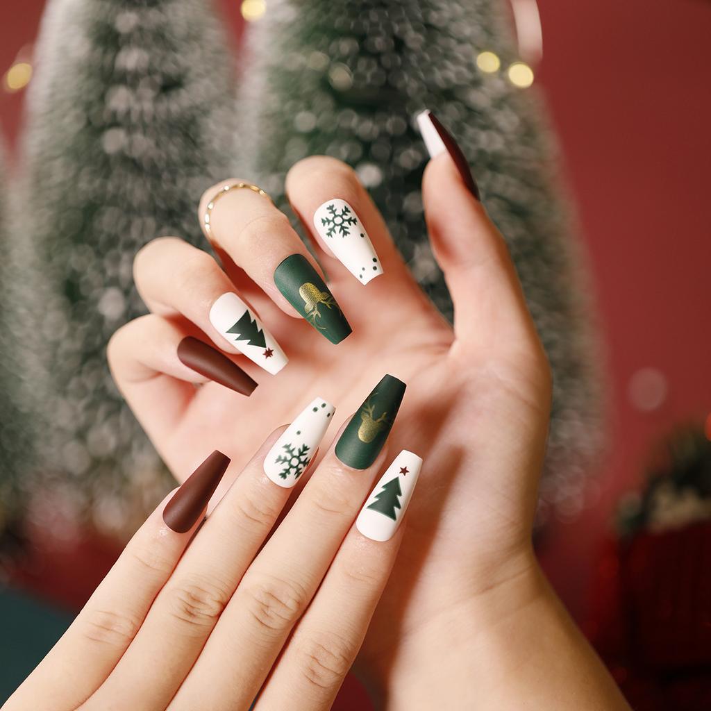 24 Stück Weihnachtskleidung Rüstung Schneeflocke Liebe Schneemann Maniküre Kurze Mandel Schleife Europäisch und Amerikanisch Lange Nagelstücke