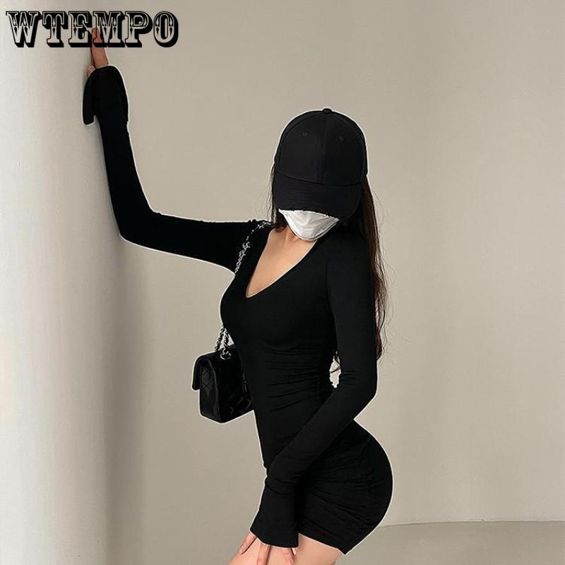 Přiléhavé skládané šaty s dlouhým rukávem a výstřihem do V s jarními a podzimními dámskými šaty na hýždě