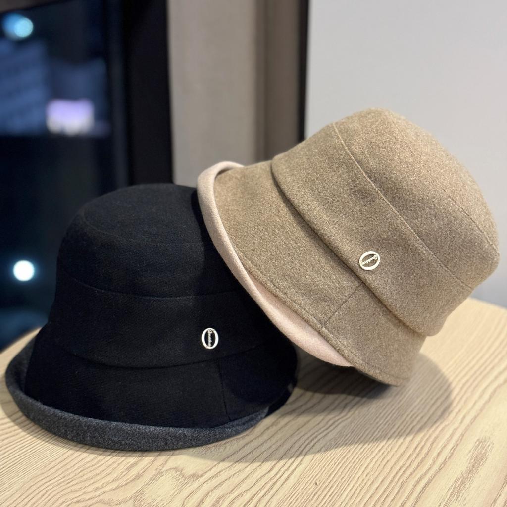 Autumn and Winter Hats for Women Fashionable Metal Label Fisherman Hat Street Casual Versatile Face Showing Small Elegant Curling Edge
