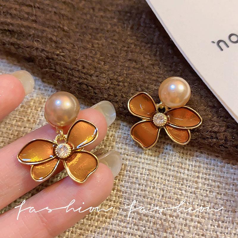 French flowing gold flower pearl earrings 2025 new temperament light luxury high-end stud earrings popular earrings