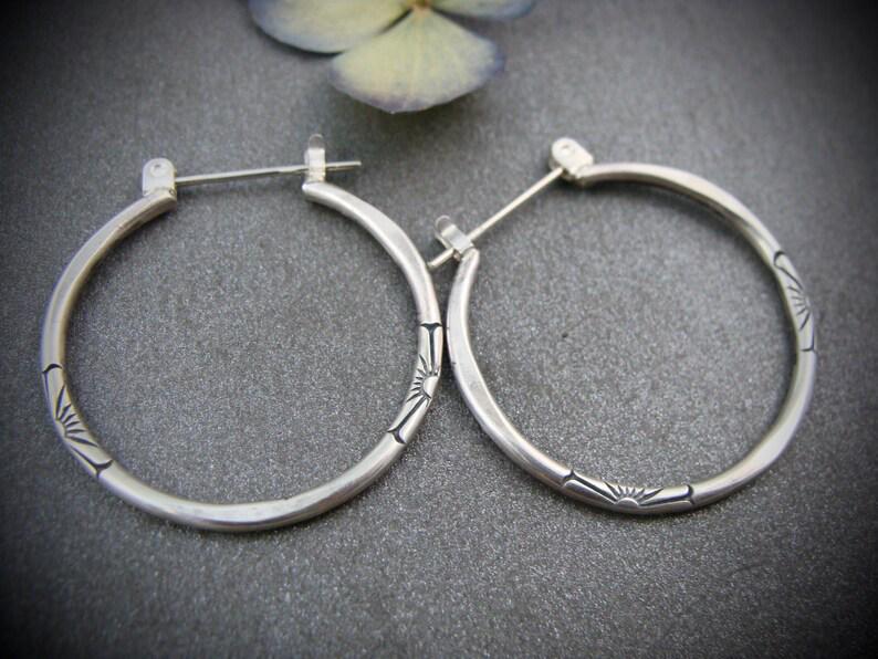 Antique Silver Floral Basket Carved Hollow Round Ear Clip – Retro, Versatile, Ethnic Style Fashion Accessory