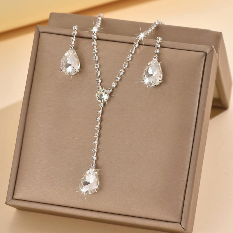 Set da sposa: Set minimalista di collana e orecchini a goccia con diamanti