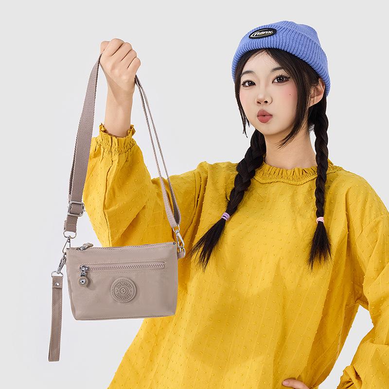 2026 Frühling Damen Wasserdichte Nylon Schultertasche Crossbody Tasche mit Münzfach mit mehreren Fächern