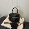New Xiaoxiangfeng soft box bag textured messenger bag diamond grid embroidery thread chain bag shoulder shopping tide