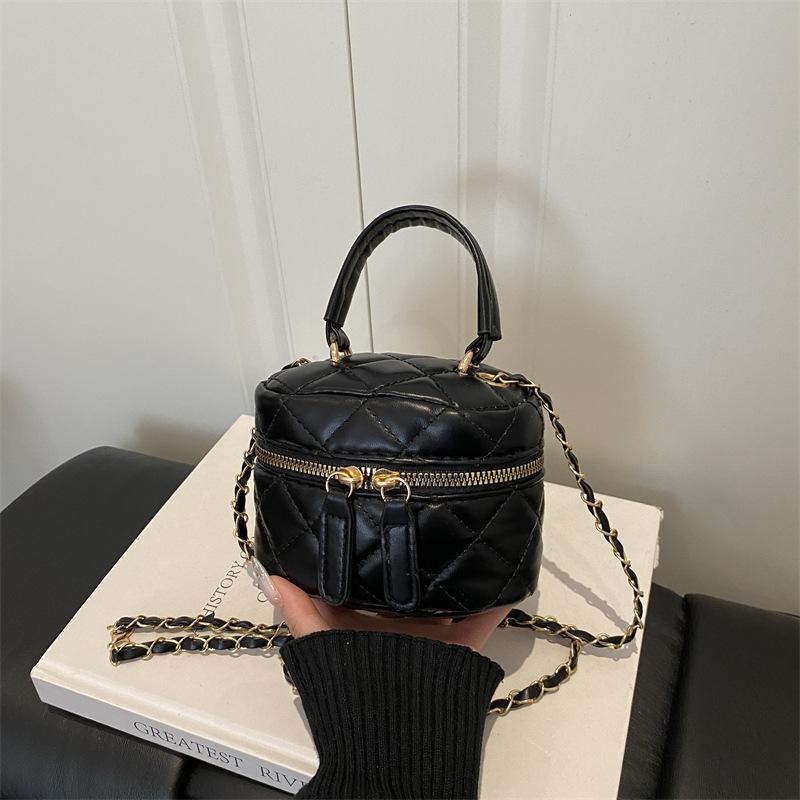 New Xiaoxiangfeng soft box bag textured messenger bag diamond grid embroidery thread chain bag shoulder shopping tide
