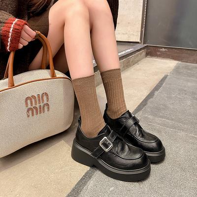 Dicke Sohle runde Spitze Retro Damen Frühling Neu Gürtelschnalle Pendler Dicke Ferse Tiefer Mund Kleine Lederschuhe Damen