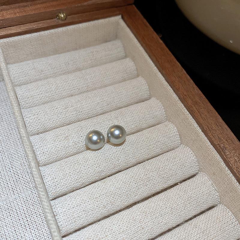 Grey pearl C-shaped earrings, fashionable temperament, high-end stud earrings, niche French elegant light luxury earrings, women