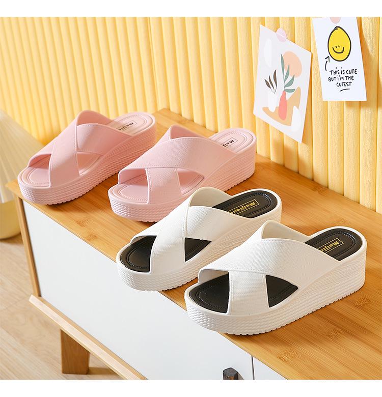 Sommer-Sandalen für Damen mit Keilabsatz: Dicke Sohle, Kreuzriemen, Rutschfest, Vielseitig für Zuhause oder Strand.