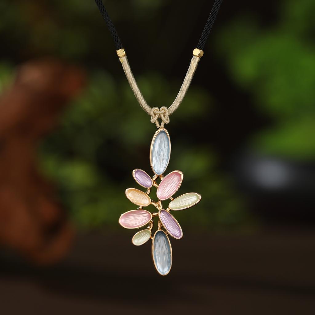Pendentif long fleur géométrique creuse couleur émail, pendentif collier polyvalent en forme de cœur pour femme à sens élevé
