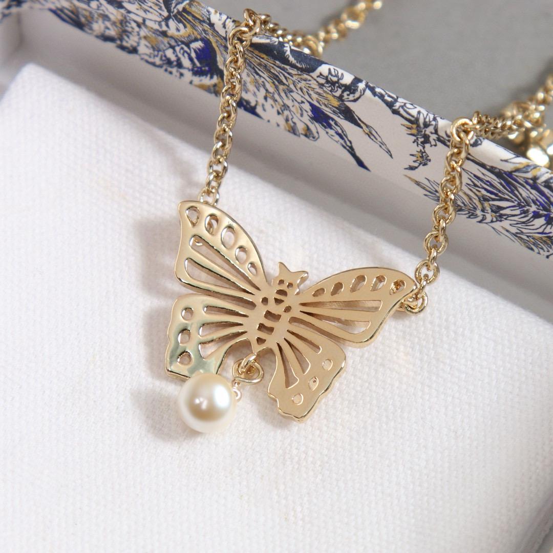 

New Hot Brand Vintage Women s Necklace Luxury Jewelry For Women Fashion Butterfly Designer Pendant Pearl Long Chain Necklaces