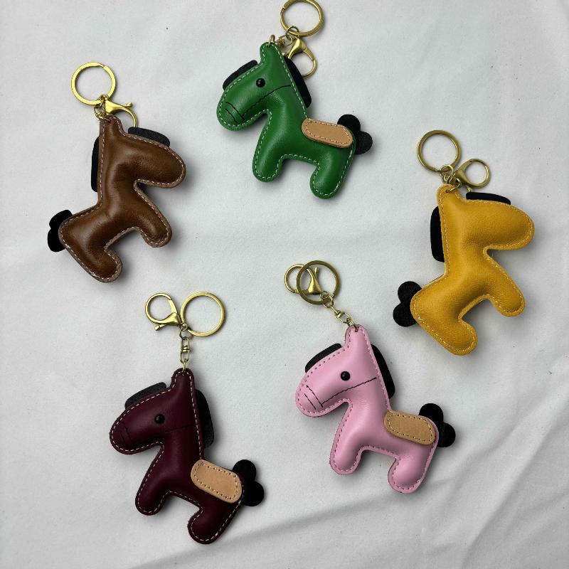 1 Piece Charm Leather Animal Keyfob Cute  Women Men'S Cartoon Horse Keychain Car Keyring Bag Pendant For Friends Gifts
