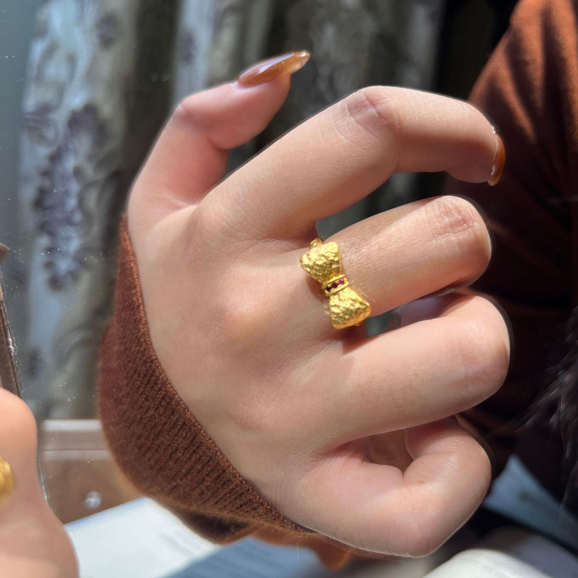 Кольцо с текстурированным бантом Princess On The Run, открытое регулируемое, инкрустированное красным корундом opening adjustable