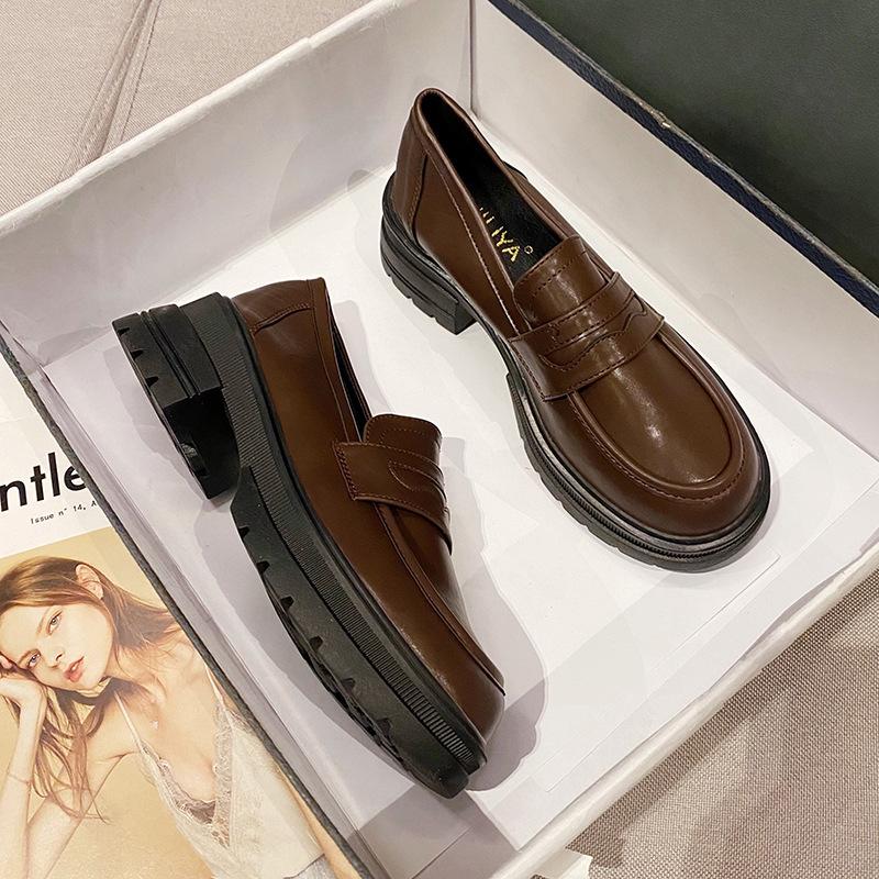 

Женские лоферы на платформе весна и осень 2025 новая модель туфли из маленькой кожи на одной педали ветровые на плоской подошве одинарные туфли 39