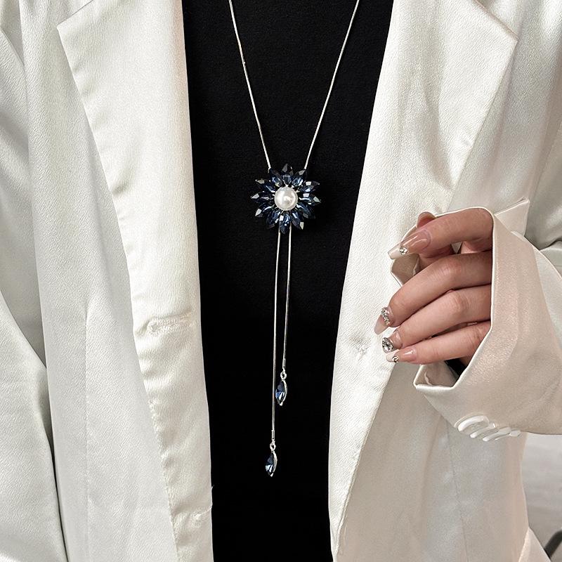 Luxury Non-Fading Korean Fashion Sweater Necklace: Autumn/Winter Women's Niche Design Pendant