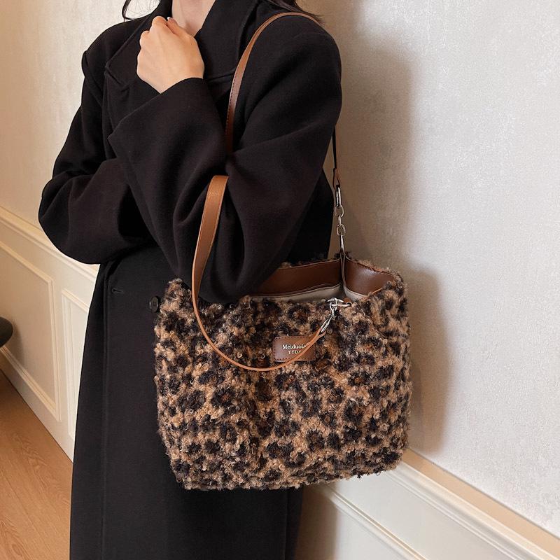 Furry Retro Big Bag Women's 2025 New Fashion Plush Leopard Print Tote Bag Autumn Large-capacity Shoulder Bag