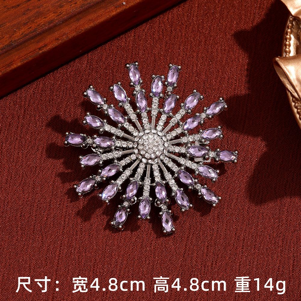 

High-end luxury crystal sunflower brooch women s fashion design sense niche pin jewelry environmentally friendly brooch anti-light