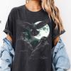 T-shirt Grafica Vintage Corvo che Ulula alla Luna, Maglietta Retrò Dark Academia Corvo Y2k. Idea Regalo Vibe Stregonesca Oversize.