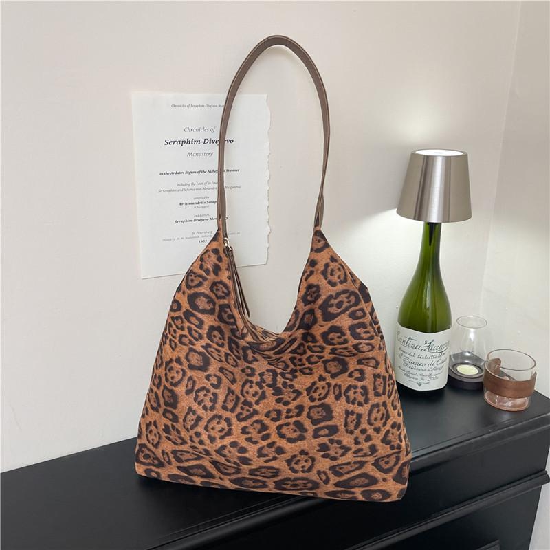 Modern Tote Bag With Special Material Large Capacity For Daily Commute And Street Style