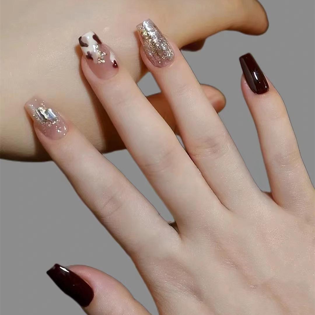 

Ногти-балерины цвета копченой сливы с коровьим принтом, накладные, со стразами-глиттером - Супер блестящие накладки для ногтей