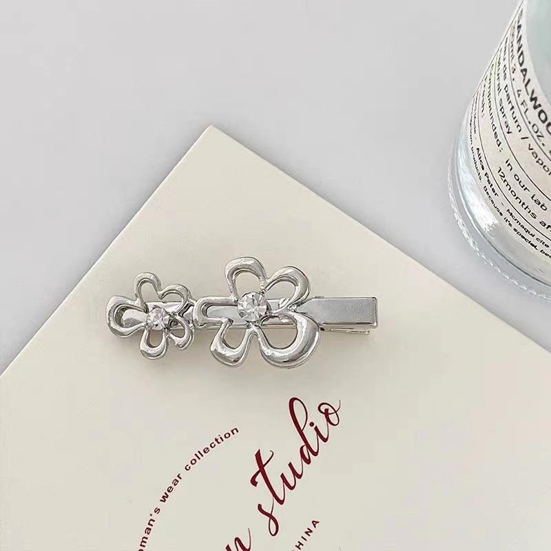 

1pc Flash Diamond Flower Hair Clip for Women, Simple and Unique Bangs Clip, Side Headpiece Hairpin Accessory