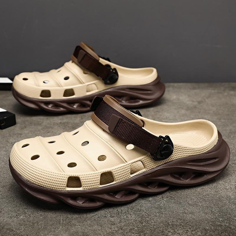 

Нові двокольорові популярні пляжні тапочки з дірками 45 коричневий