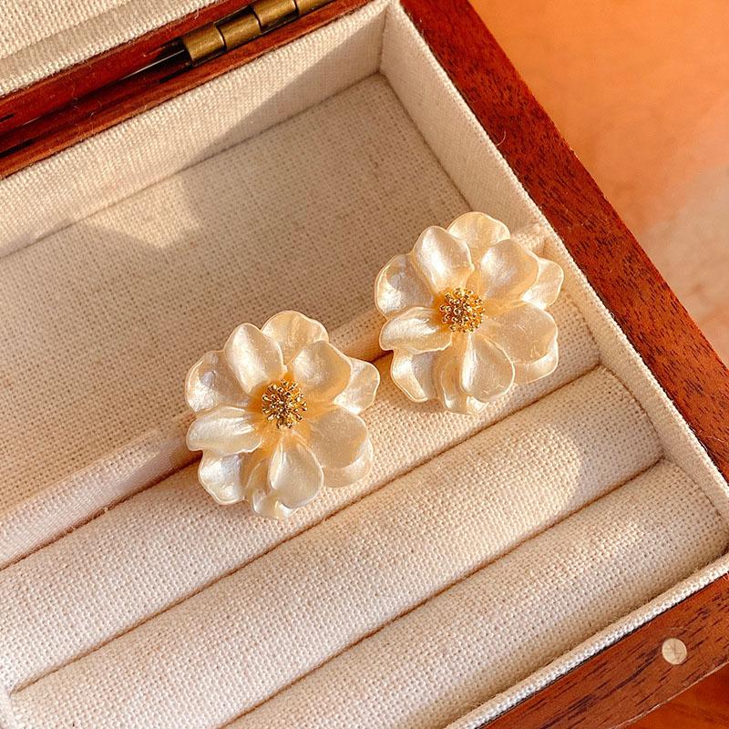 Elegant White Flower Stud Earrings Golden Stamen for Women Big Double Layer Gardenia Earrings Party Trendy Temperament Jewelry