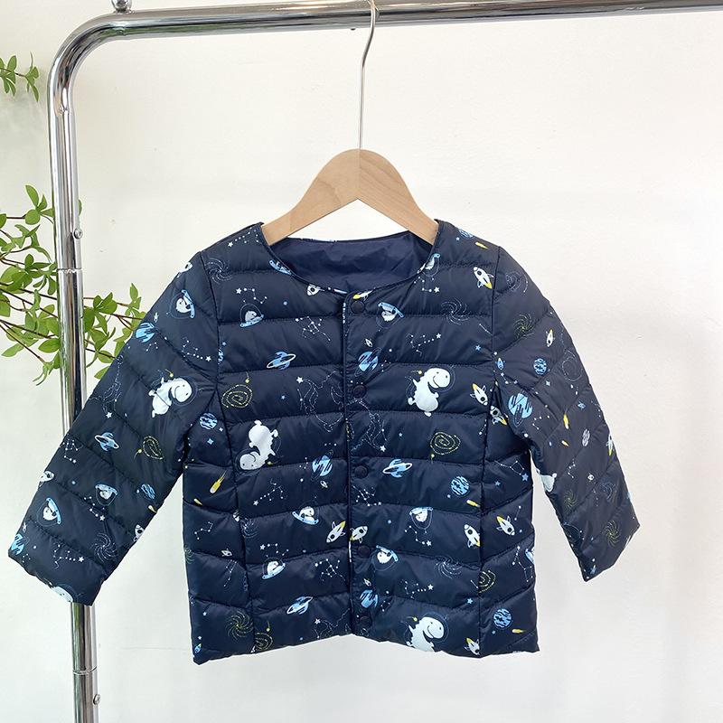 Leichte Daunenjacken für Kinder im Winter werden über dem Innentank getragen.. Im Winter 2025 haben ältere Kinder, Mädchen und Babys weiße Entendaunen.