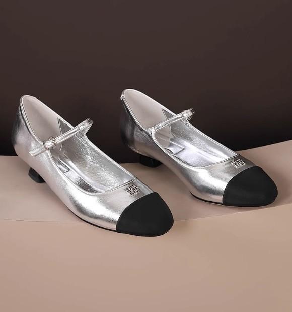 

Версия из овчины~ Однословный ремень miu кожаные туфли на кошачьем каблуке женские маленькие кожаные туфли в стиле французской Хепберн туфли Мэри Джейн балетки 40 серебряный