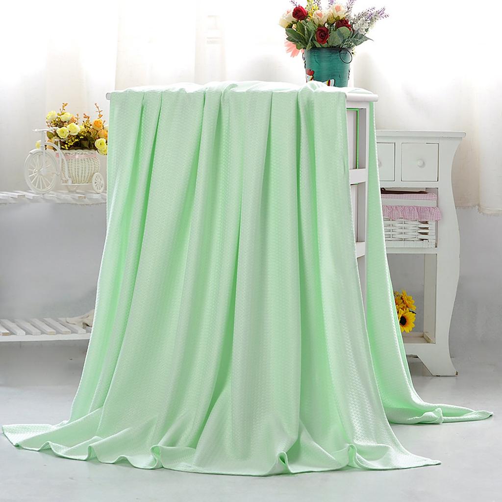 Leichte, atmungsaktive Sommerbettdecke, ganzjährig verwendbare leichte Decke, um den Körper nachts bei heißen Schläfern kühl zu halten