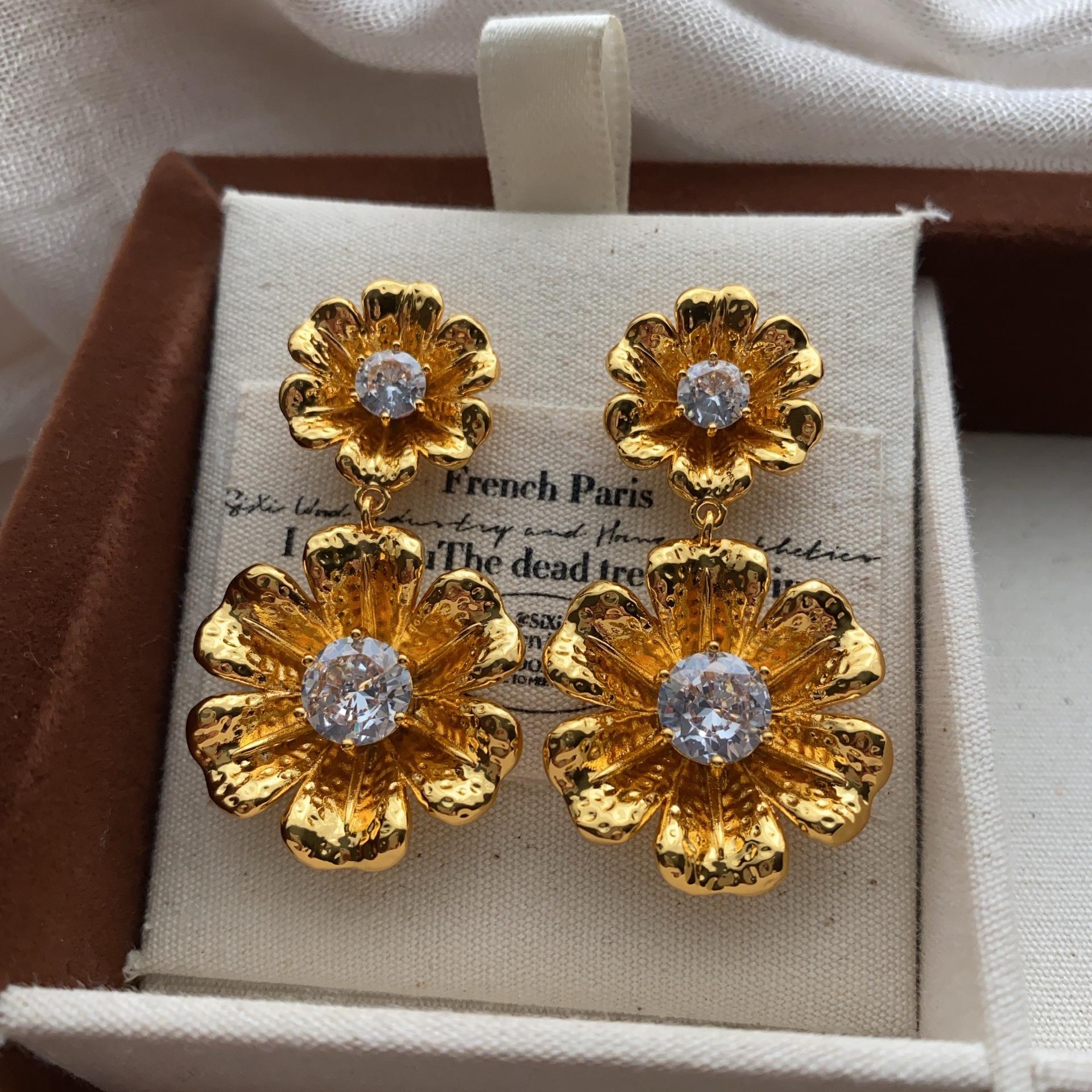 

Star to flower table with diamonds, flower romantic stud earrings, retro earrings, personalized temperament earrings