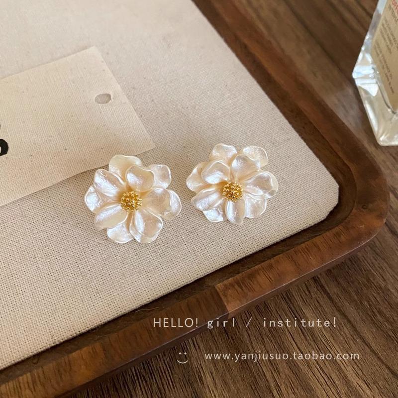 Flower Resin Earrings, Small, Fresh, Simple and Advanced Earrings, Niche Fashion Temperament, Versatile Earrings.