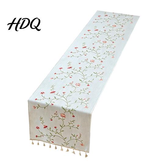 High Quality Embroidered Table Linen Floral Runner Elegant Dining Cover White Rustic Scratch Resistant Runner with Tassels for Home Wedding