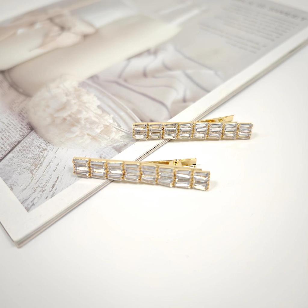 2023 Exquisite White Zircon Trapezoidal Clip: Luxurious, Simple Design