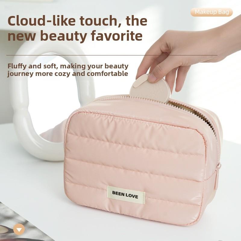 Travel Makeup Bag With Large Capacity And Polyester Material For Casual Travel And Cosmetics Storage