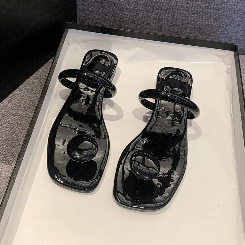 Новые женские тапочки от модного дизайнера. Летние сандалии. Тапочки на низком каблуке — фото 5