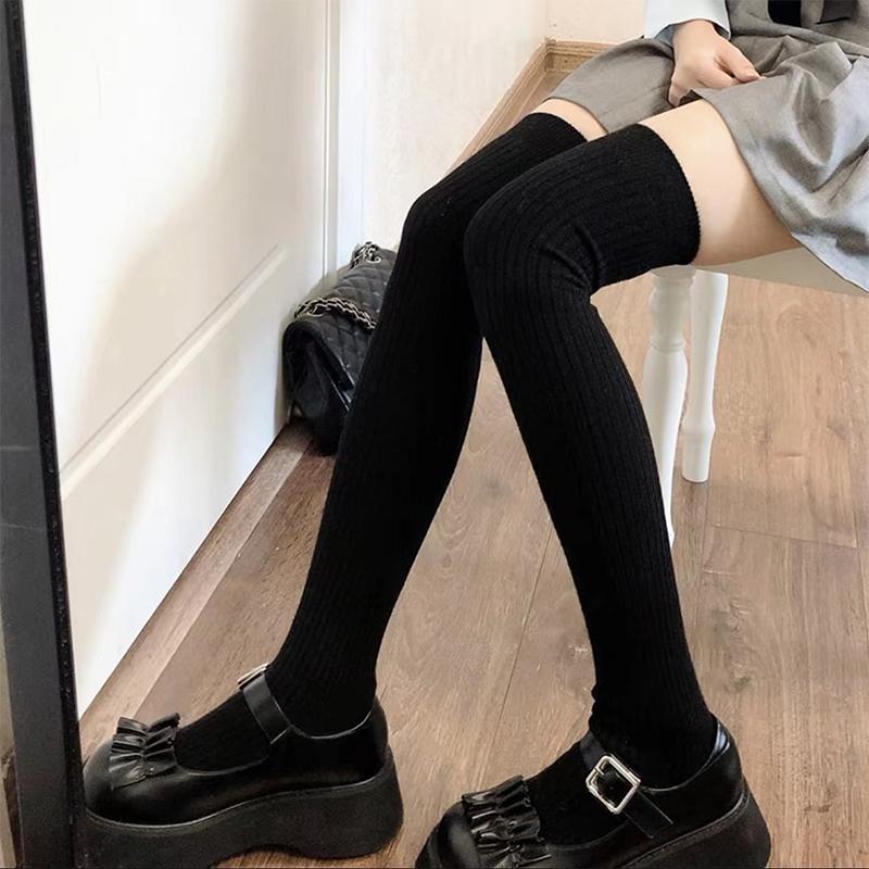 

1 пара женских классических полосатых чулок до колена, модные универсальные, черные, белые, серые, однотонные носки, удобные чулки One Size
