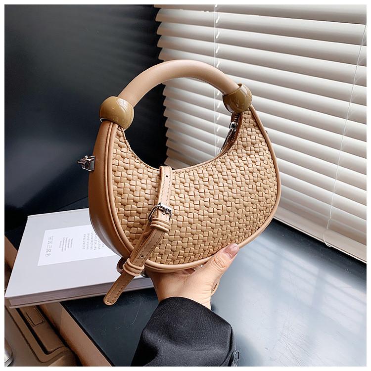 IELGY Retro Woven Messenger Bag Niche Design Portable Commuter Dumpling Bag