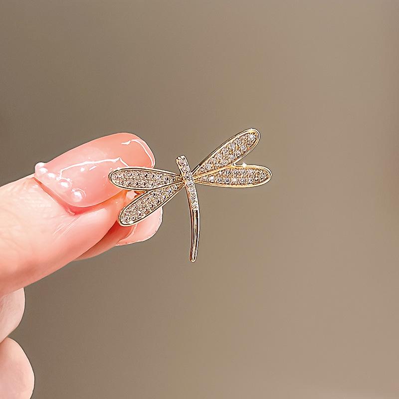 Elegant Alloy Brooch: Premium Niche Women's Versatile Corsage for Coats and Suits