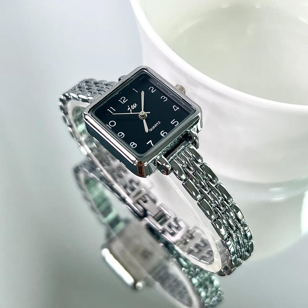 Simple Quartz Watches for Women Retro Alloy Strap Ladies Watches Small Square Dial Wristwatches Gift Clock Relógio Feminino