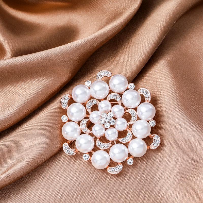 2022 New Creative Luxury Pearl Brooches Pins For Women Elegant Rhinestone Snowflakes Flower Accessories Lady Wedding Party Gift