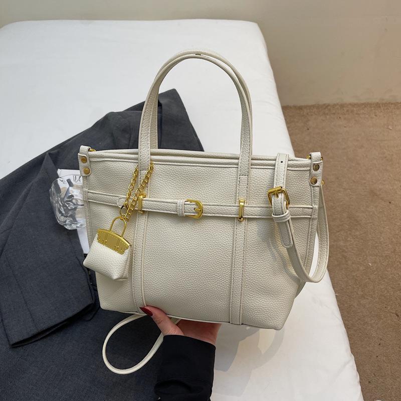 

High-end fashion women s bags, new large-capacity shoulder messenger bags, tote bags, handbags, commuter bags. покинуть белый