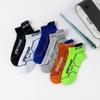 Herren Atmungsaktive Mesh Sommersocken - Lässiger Sportstil in Schwarz, Weiß und Grau.